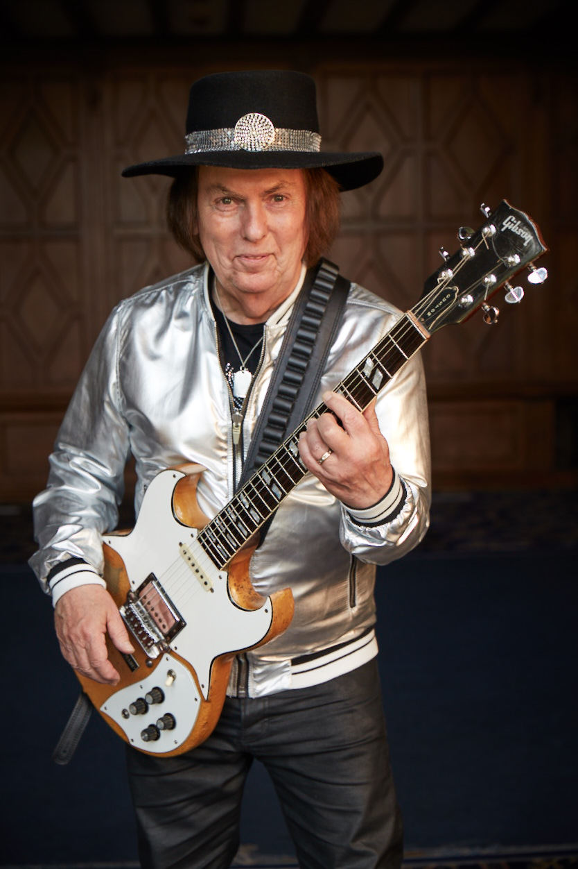 Dave Hill with guitar